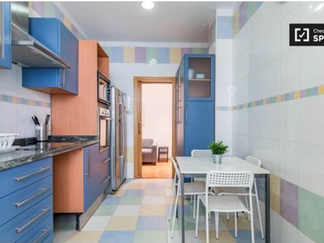 Se alquila habitación soleada en apartamento de 4 dormitorios en Rascanya