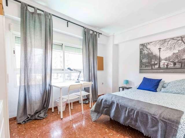 Se alquila habitación sencilla en apartamento de 9 habitaciones en Mestalla