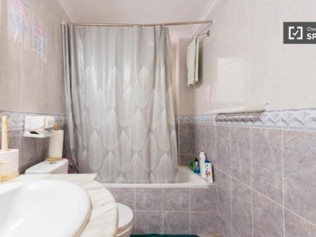 Se alquila habitación para parejas con baño en piso de 4 dormitorios en Jesús