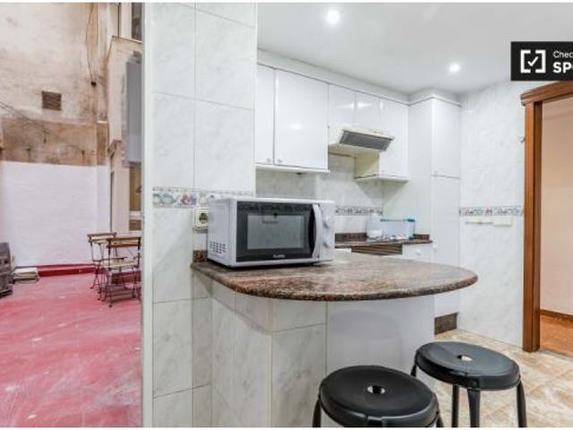 Se alquila habitación pequeña en un apartamento de 9 habitaciones en Mestalla
