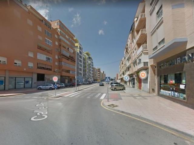 Se alquila local comercial con 200 m2 totalmente diáfano zona Hispania Mandarache