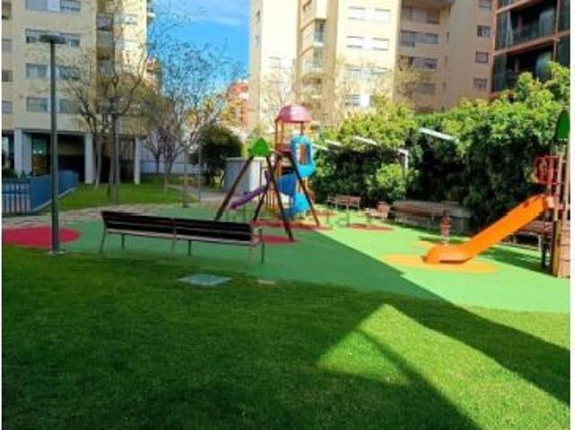 Se alquila local comercial con 7 metros lineales de fachada, con dos persianas