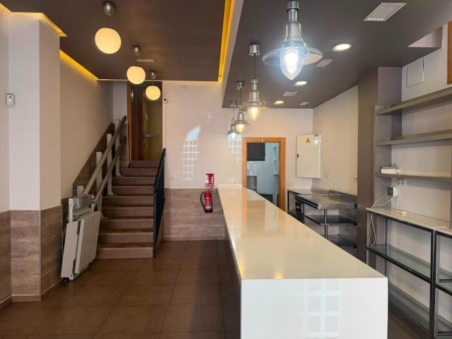 Se alquila local comercial con licencia de cafetería bar y cocina en calle Real de Cartuja