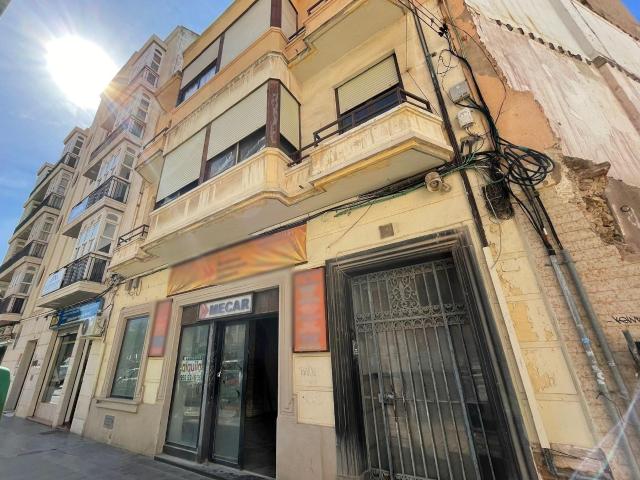 Se alquila local comercial de 100 metros en el centro de Cartagena ideal para cualquier comercio