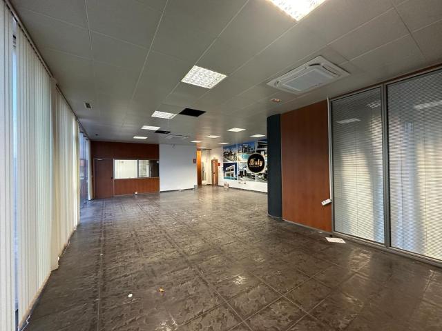 SE ALQUILA LOCAL COMERCIAL DE 165 MTS2 EN AVD. CORTES VALENCIANAS EN 1500 EUROS