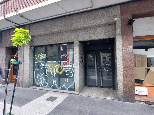 Se alquila local comercial en Vitoria con una superficie de 150 m²