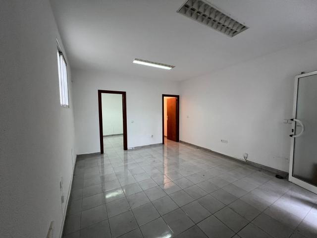 Se alquila local comercial en Zarandona