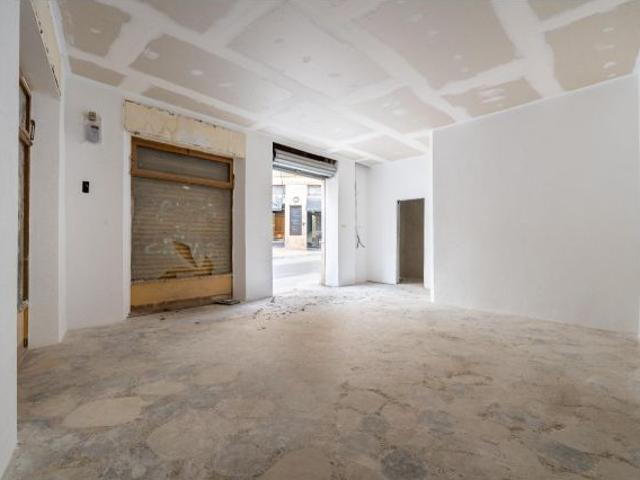 Se alquila local comercial en pleno centro de Almería