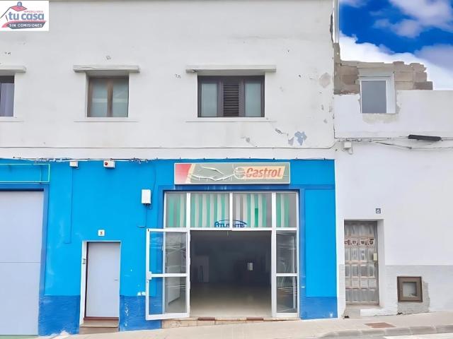 ¡Se alquila local comercial en pleno corazón de Moya, frente al Mercado!