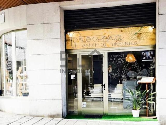 SE ALQUILA LOCAL COMERCIAL EN RÚA EMILIA PARDO BAZÁN