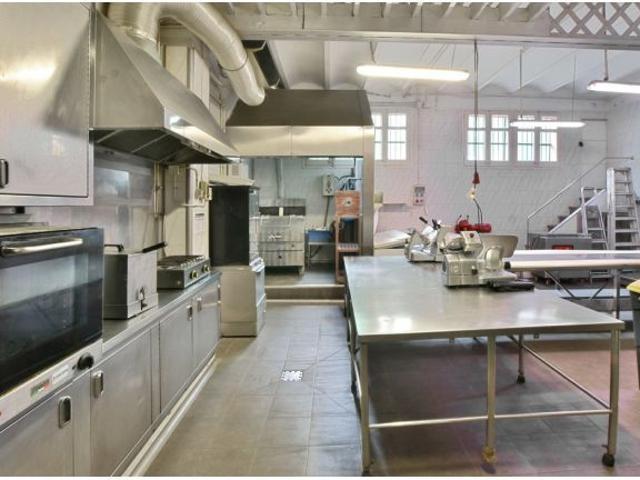 Se ALQUILA Local Comercial junto a Mercado Collblanc