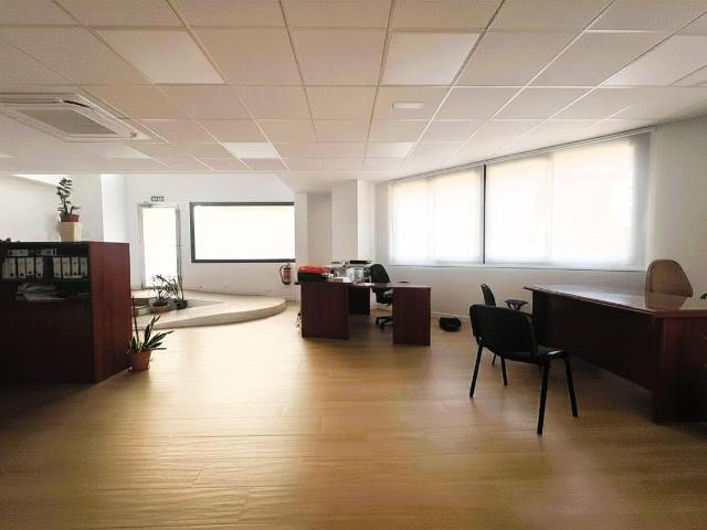 Se alquila local comercial oficina de 125m2 en el centro de Algeciras