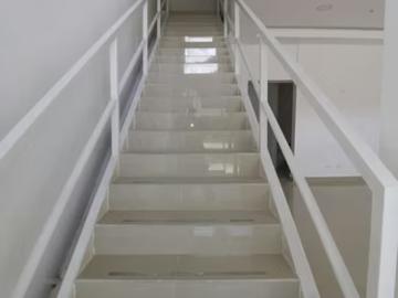 Se alquila local comercial | plaza milla 8 | 2 espacios por usd 1250.00 en Las Cumbres