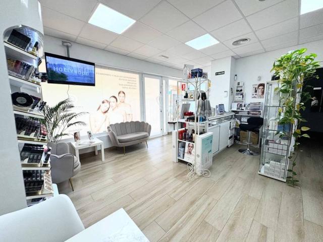 Se alquila local con traspaso Centro de Belleza y Medicina Estética, en Sevilla