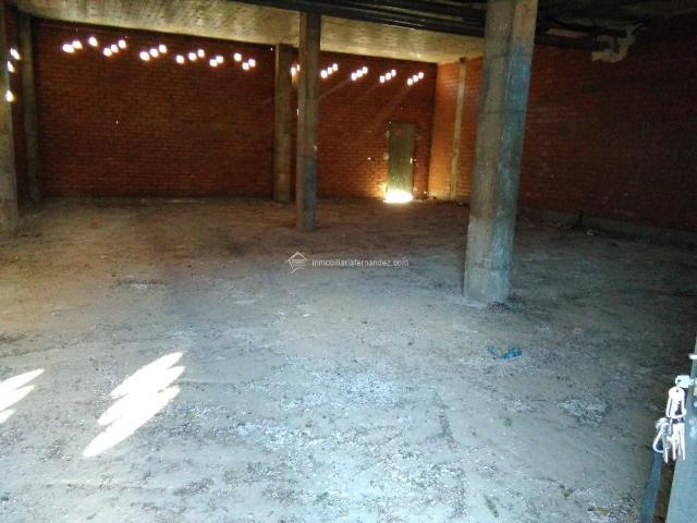 Se alquila local con salida de humos en Residencial Gredos