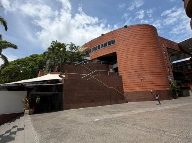 Se alquila local cormecial 300m2. Chacao