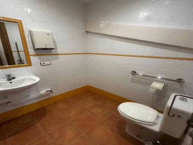 SE ALQUILA LOCAL DE 140MTRS CALLE TORRE DE LAS DAMAS POR 1600EUR