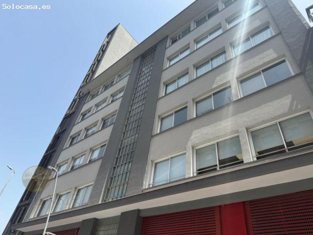 Se alquila local de 180 m² situado en la quinta planta de un edificio de