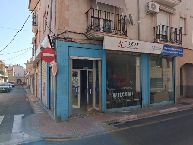 Se alquila local en en centro de Armilla