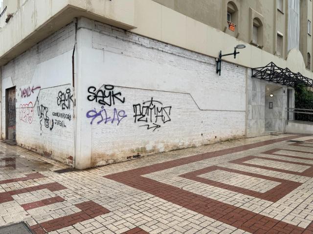 Se alquila local en esquina en bruto