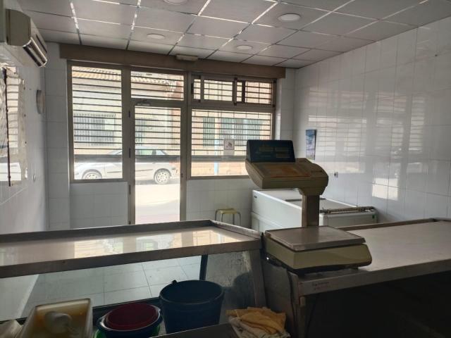 Se alquila o se vende local para comercio de alimentación en el centro de Puente Tocinos