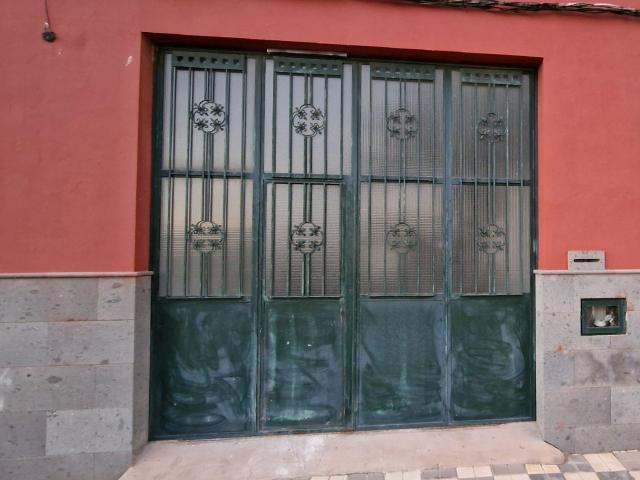 Se Alquila Local Versátil en Las Rosas Agüimes: ¡Ideal para Almacén u Oficina!