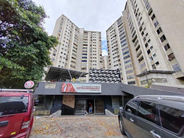 Se alquila local 121m2 El Recreo 3549
