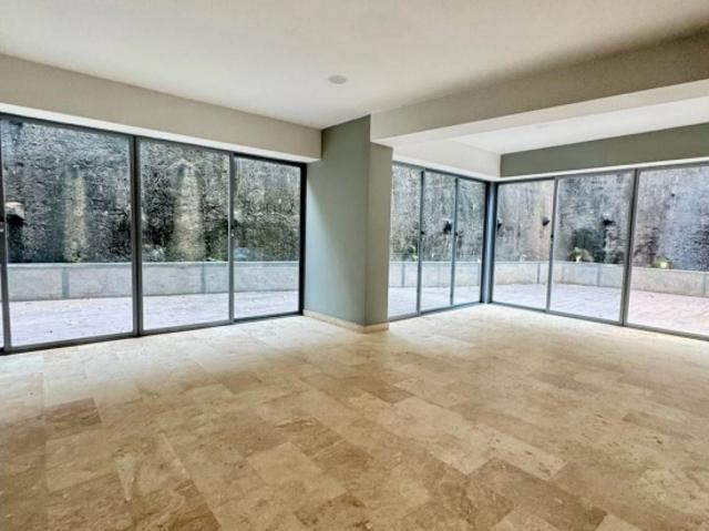 Se alquila PB con terraza 220m2 3h/4b/4p Lomas de las Mercedes