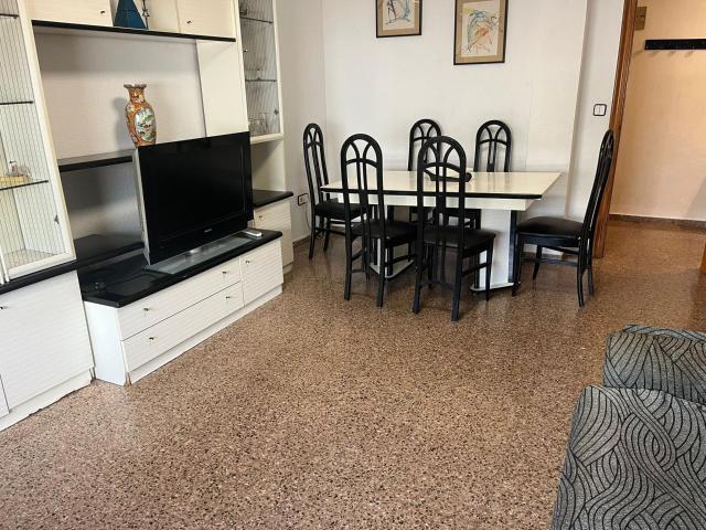 Se alquila piso con ascensor y balcón muy cerca de la Universidad!