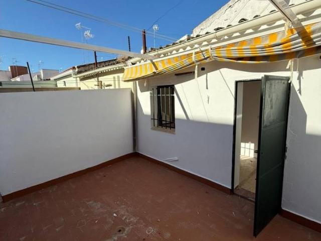 SE ALQUILA PISO CON TERRAZA JUNTO A RONDA DEL PILAR, EN C/ DONCEL Y ORDAZ