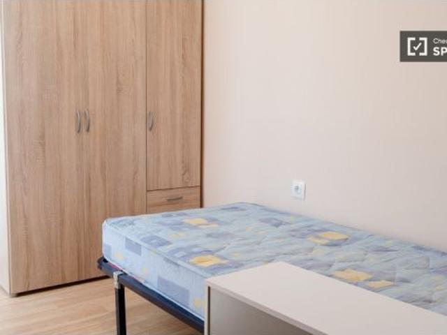 Se alquila piso de 3 habitaciones, a 8 minutos de la playa