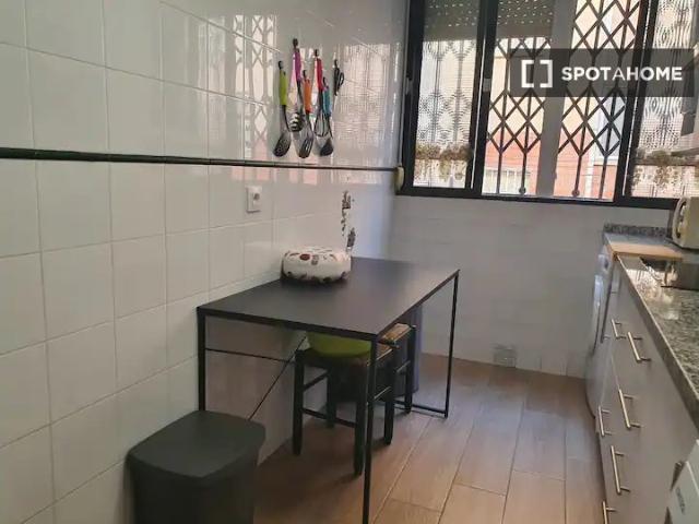 Se alquila piso de 3 habitaciones en Amate, Sevilla
