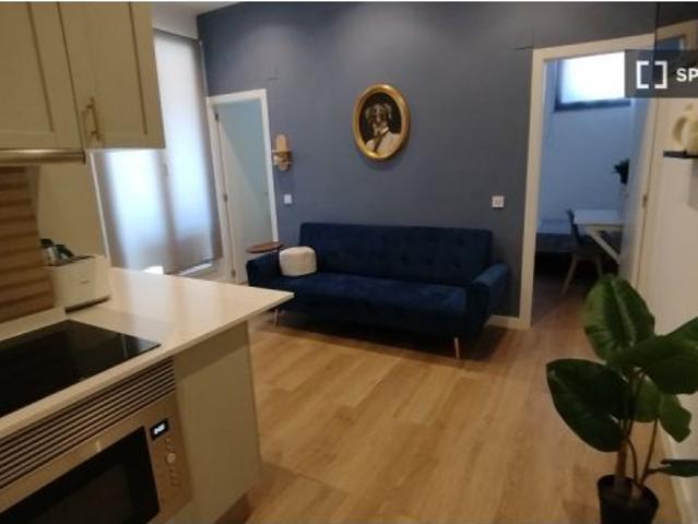Se alquila piso de 3 habitaciones en Embajadores, gastos incluidos