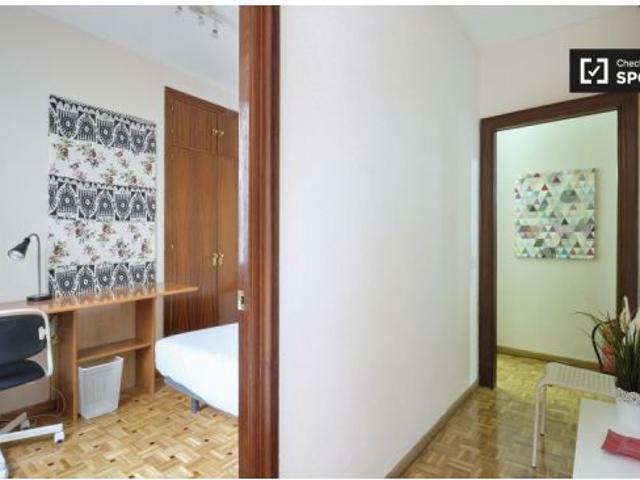 Se alquila piso de 3 habitaciones en Embajadores, solo chicas
