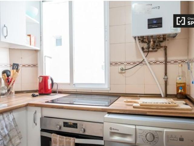 Se alquila piso de 3 habitaciones en Embajadores, sin restricciones