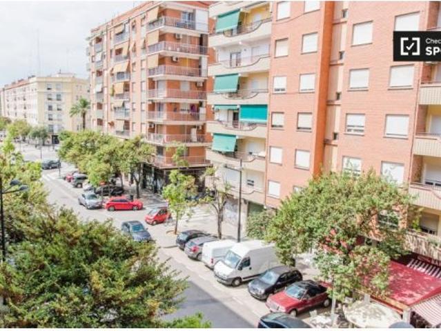 Se alquila piso de 3 habitaciones en L' Amistat, Valencia