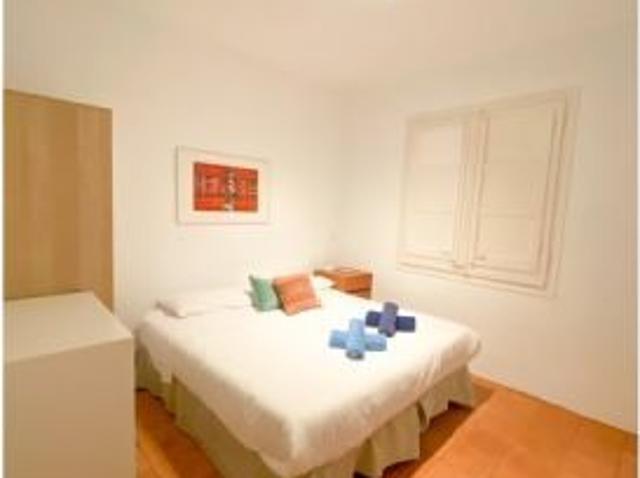 Se alquila piso de 3 habitaciones en La Dreta de l' Eixample, gastos incluidos