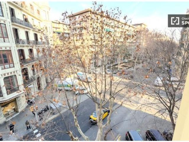 Se alquila piso de 3 habitaciones en La Dreta de l' Eixample, gastos incluidos