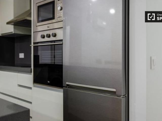 Se alquila piso de 3 habitaciones en La Malva Rosa, Valencia. Gastos incluidos