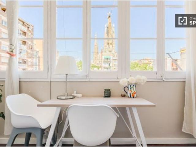 Se alquila piso de 3 habitaciones en La Sagrada Família, ideal para profesionales y estudiantes
