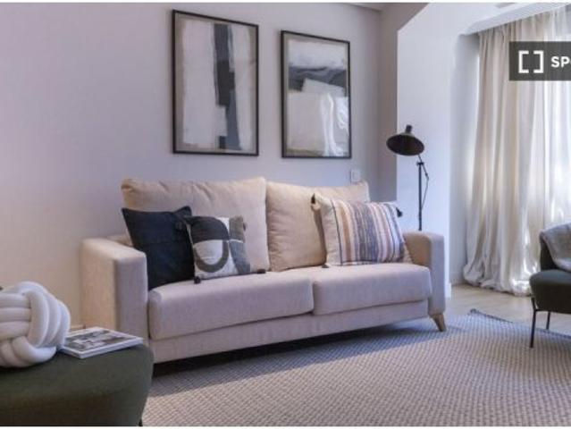 Se alquila piso de 3 habitaciones en Nueva España