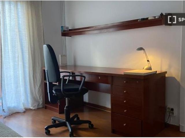 Se alquila piso de 3 habitaciones en Sant Gervasi Galvany, gastos incluidos