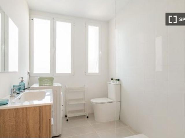 Se alquila piso de 3 habitaciones en Puerta del Ángel  el inquilino se hace cargo de los gastos