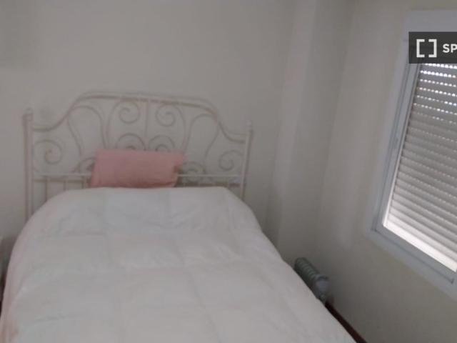 Se alquila piso de 3 habitaciones en Vélez Málaga