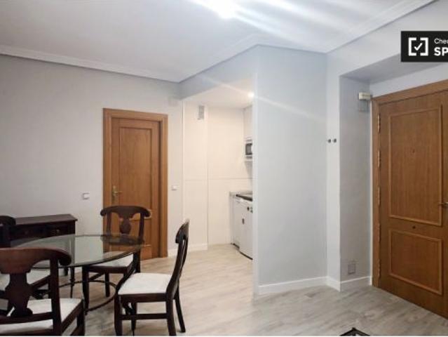 Se alquila piso de 1 dormitorio en Cortes, Madrid, gastos incluidos