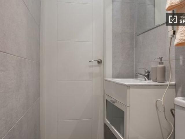 Se alquila piso de 1 dormitorio en Puerta del Ángel, gastos incluidos