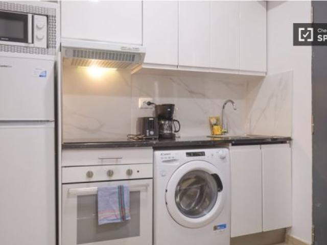 Se alquila piso de 1 dormitorio en Valdeacederas, gastos incluidos