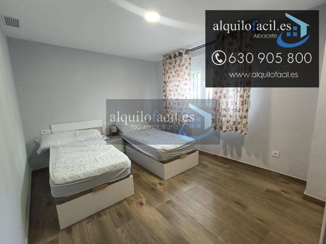 SE ALQUILA PISO DE 2 DORMITORIOS EN URB EL TRIGAL POR 900€ TODO INCLUIDO | 900 €, 80 m²