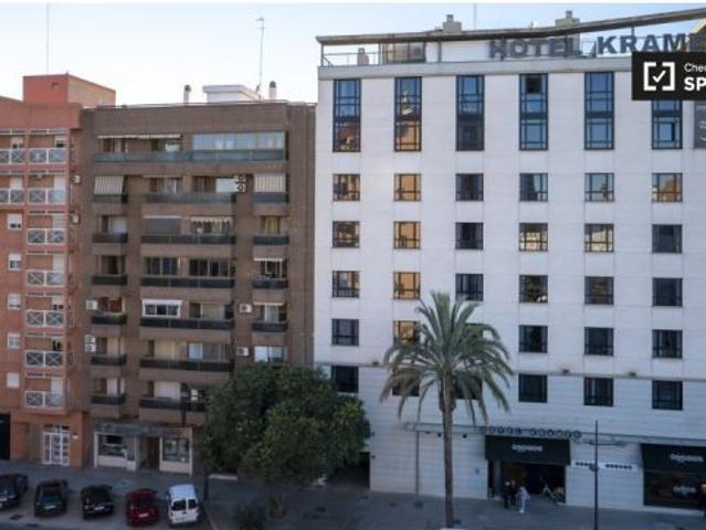 Se alquila piso de 2 habitaciones en Campanar, gastos incluidos