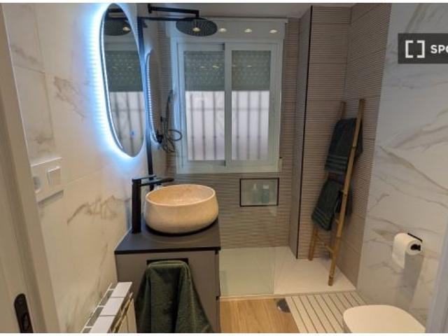 Se alquila piso de 2 habitaciones en Centro Sagrario, gastos incluidos